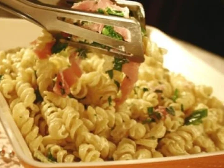 Insalata Fredda de Fusilli e Parma