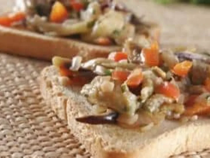 Torradas com Antepasto de Berinjela e Pimentão
